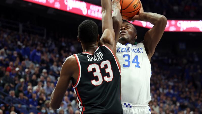 Kentucky's Oscar Tshiebwe (34) shoots while pressured by Western Kentucky's Jamarion Sharp...